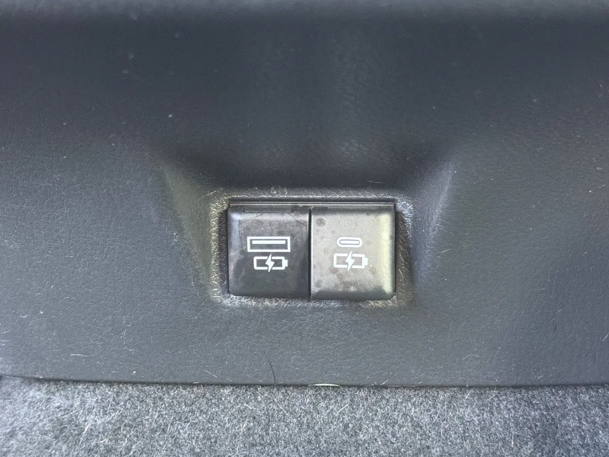 2025 Toyota Camry LE thumbnail 12