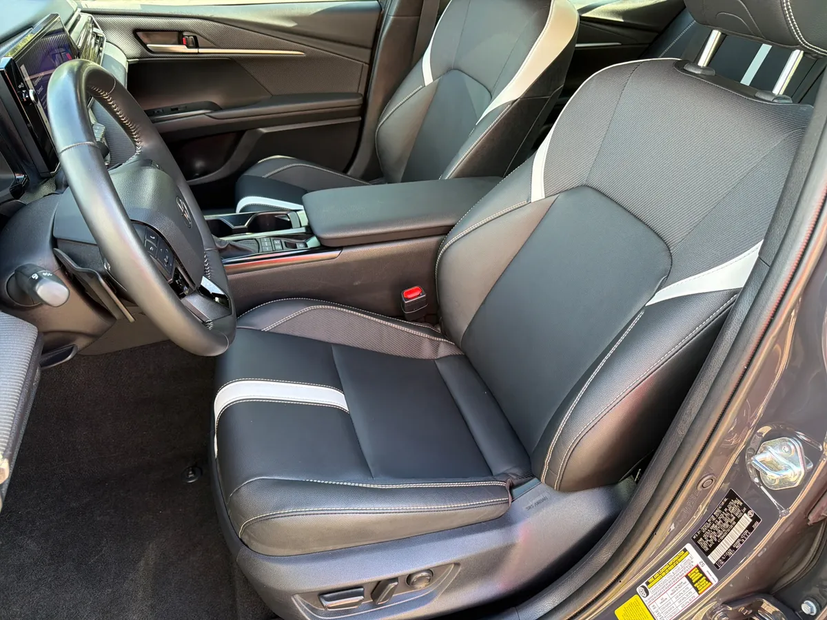2025 Toyota Camry LE thumbnail 14