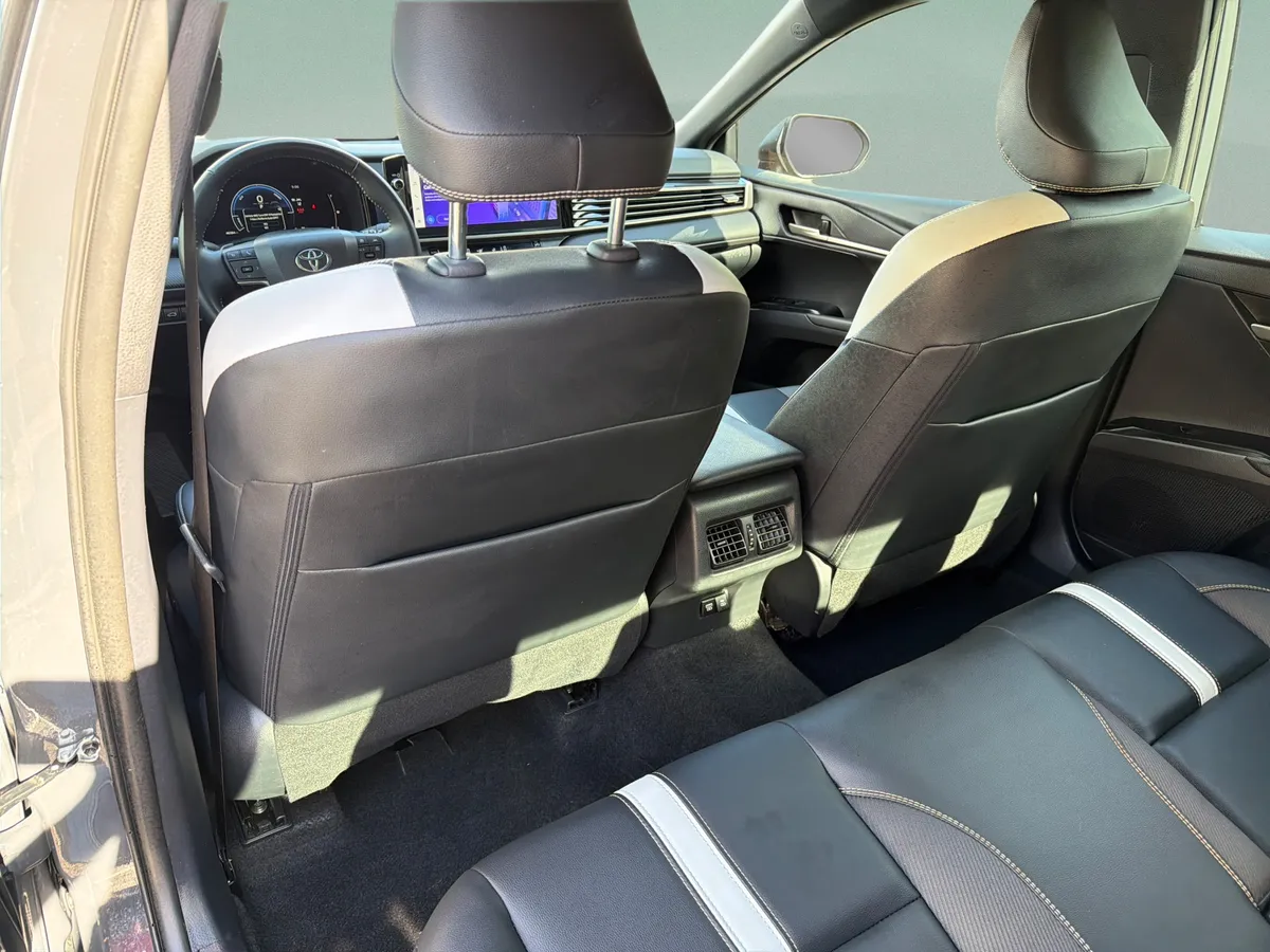 2025 Toyota Camry LE thumbnail 15