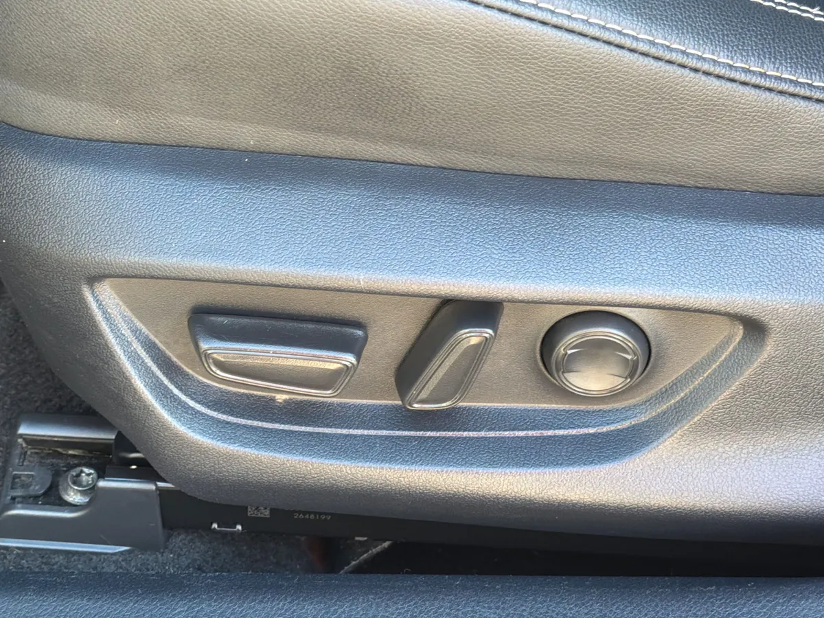 2025 Toyota Camry LE thumbnail 16