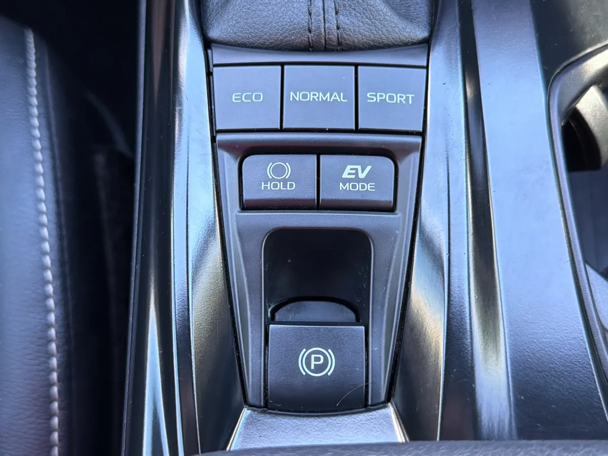 2025 Toyota Camry LE thumbnail 18