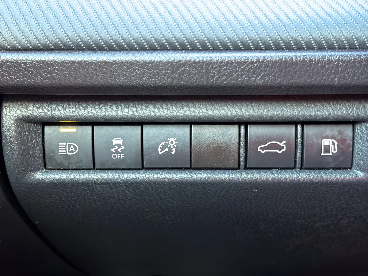 2025 Toyota Camry LE thumbnail 19
