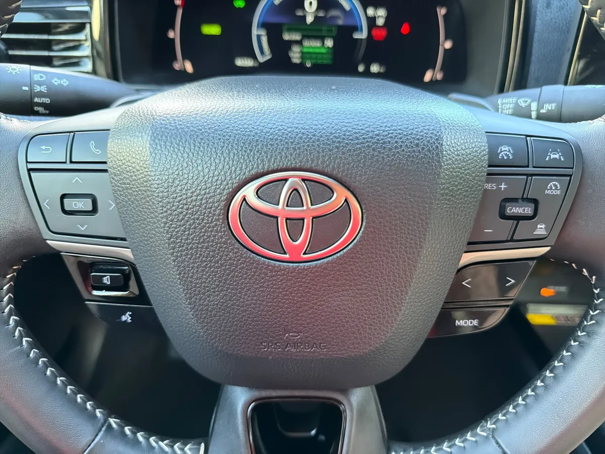 2025 Toyota Camry LE thumbnail 21