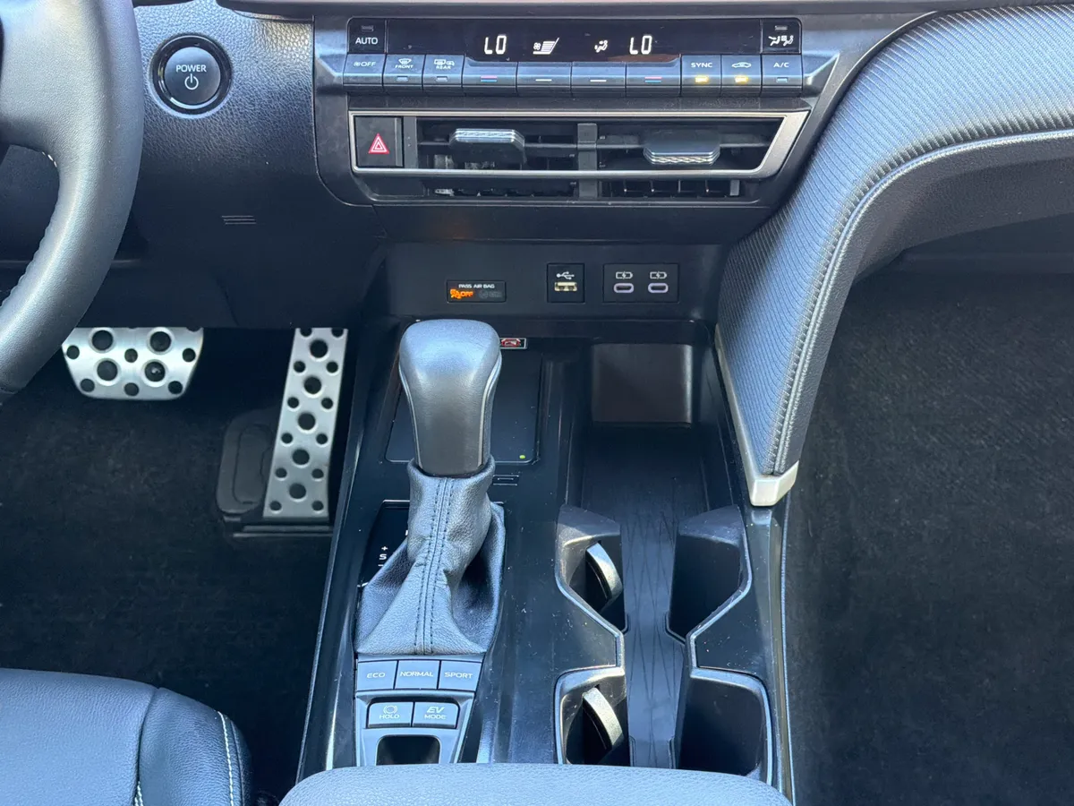 2025 Toyota Camry LE thumbnail 22