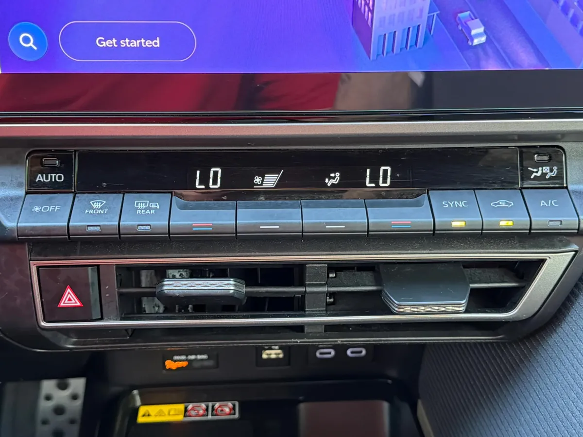 2025 Toyota Camry LE thumbnail 24