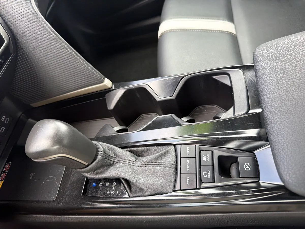 2025 Toyota Camry SE thumbnail 10