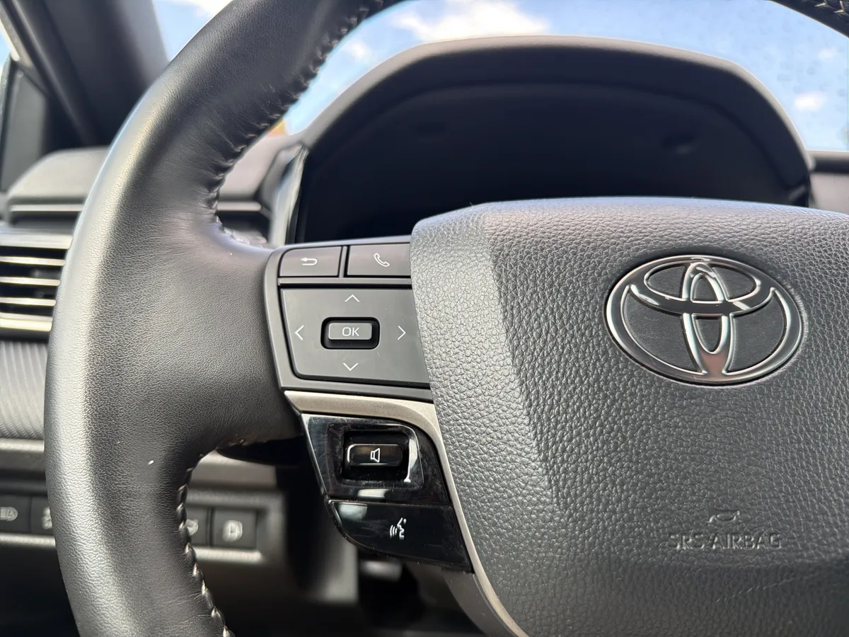 2025 Toyota Camry SE thumbnail 11