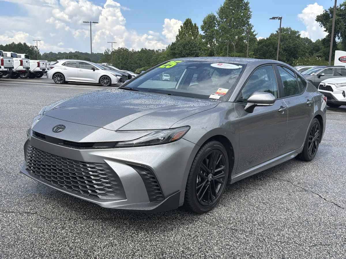 2025 Toyota Camry SE thumbnail 3