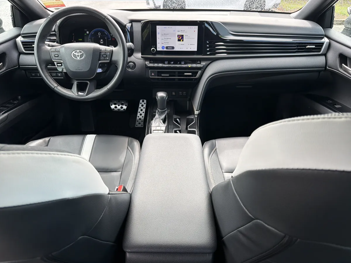 2025 Toyota Camry SE thumbnail 4