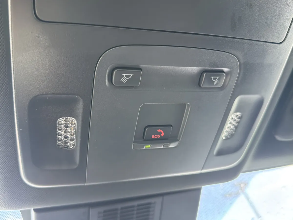 2025 Toyota Camry SE thumbnail 5