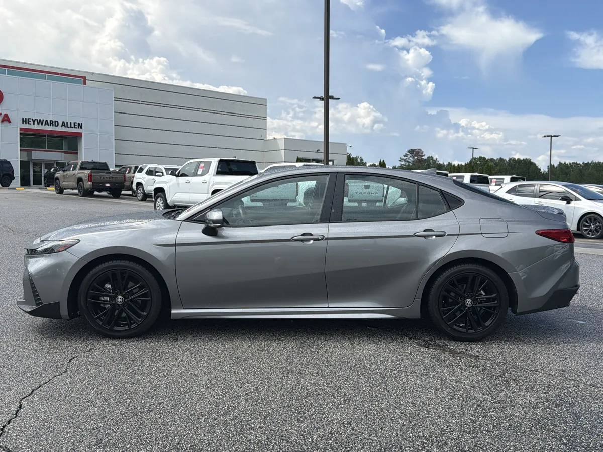 2025 Toyota Camry SE thumbnail 6