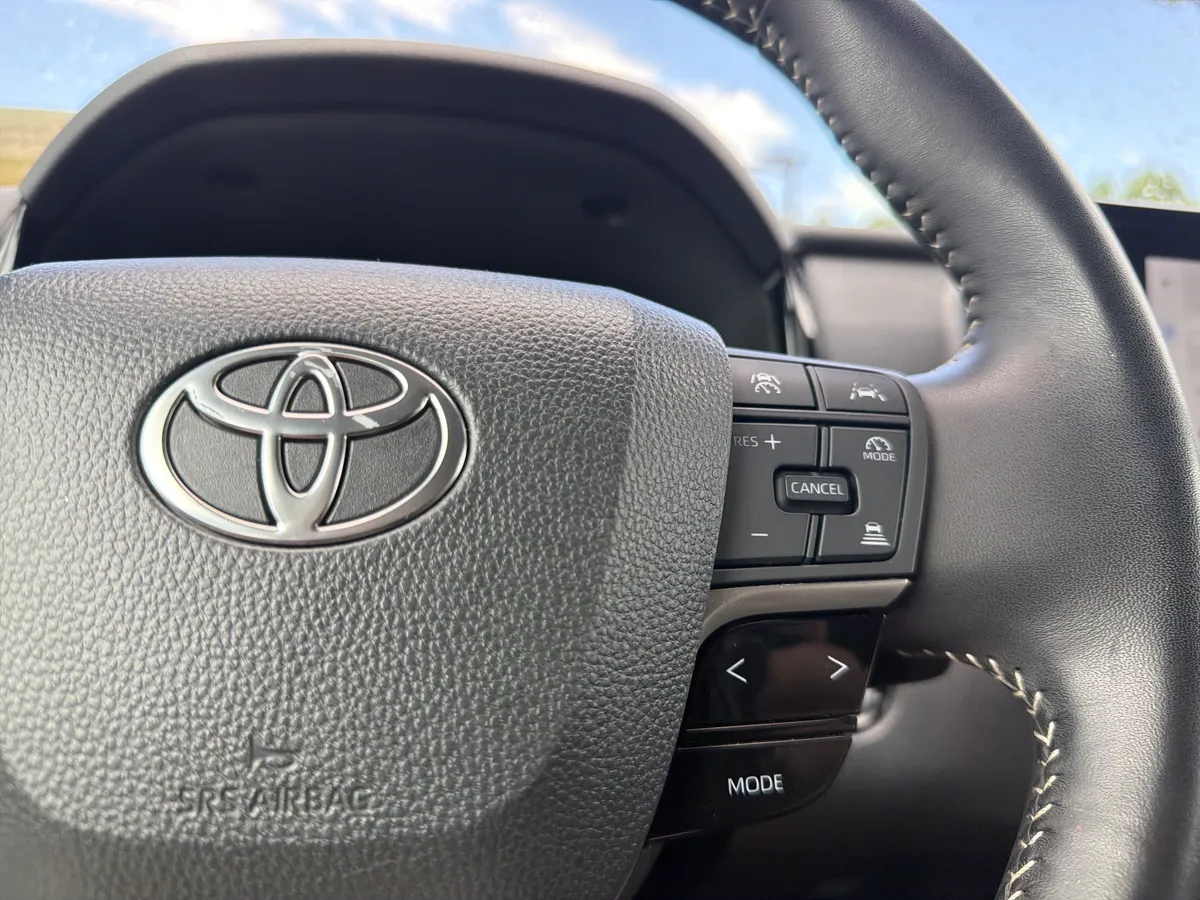 2025 Toyota Camry SE thumbnail 8