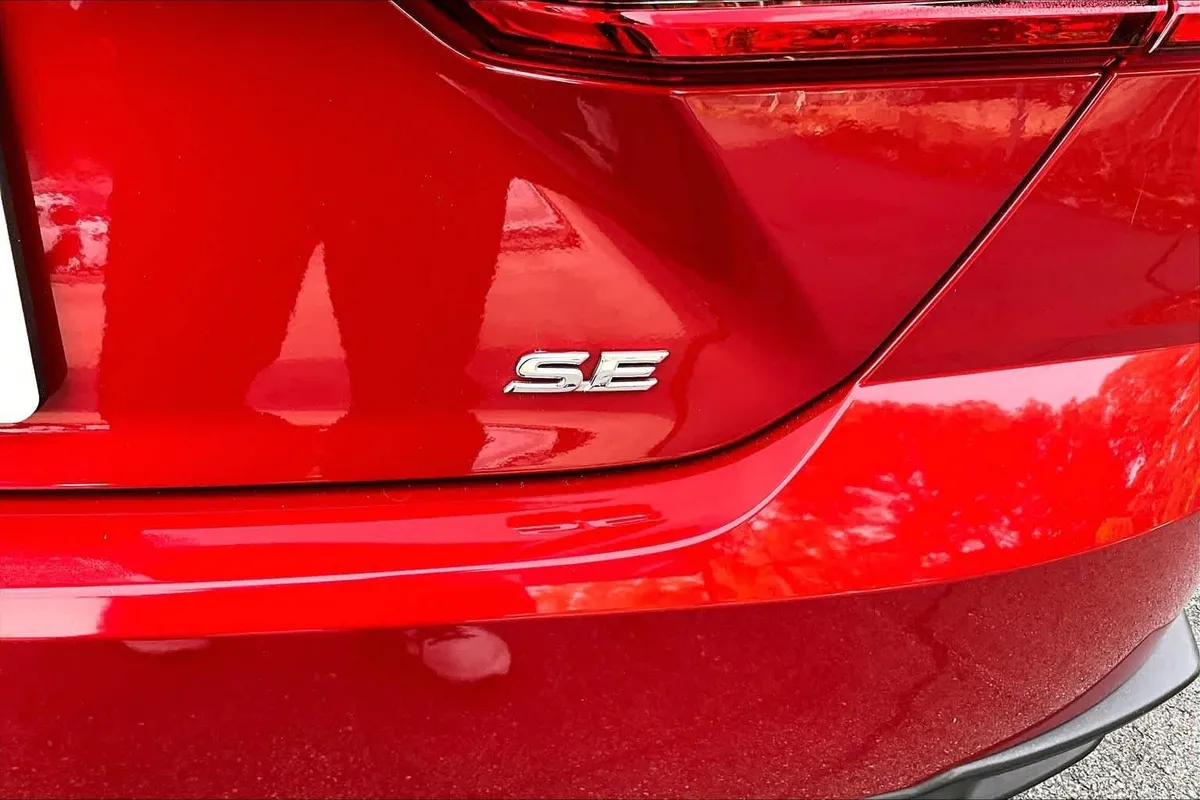 2025 Toyota Camry SE thumbnail 10