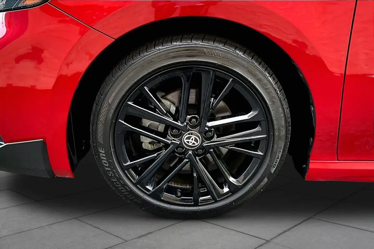 2025 Toyota Camry SE thumbnail 11