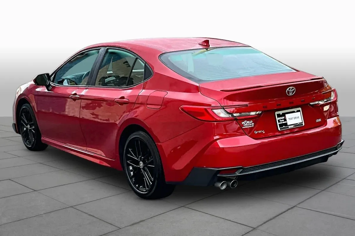 2025 Toyota Camry SE thumbnail 12