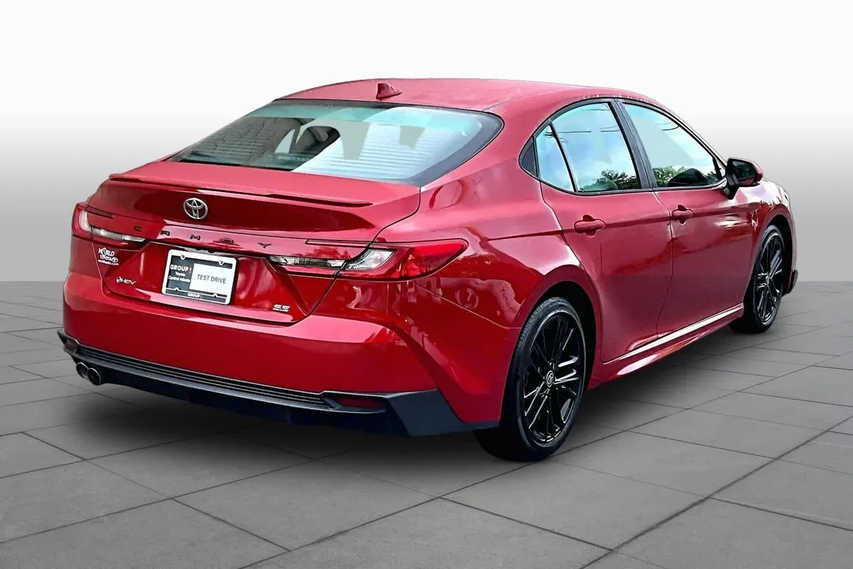 2025 Toyota Camry SE thumbnail 13
