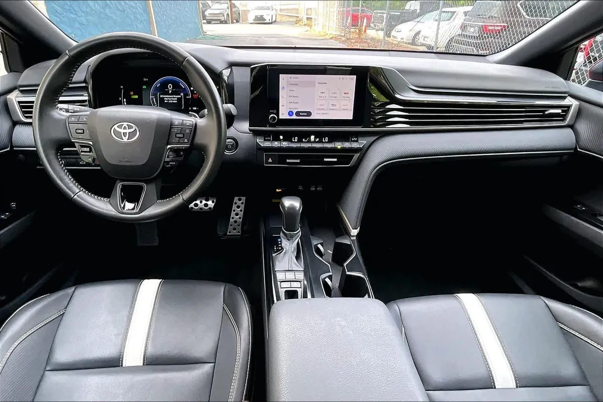 2025 Toyota Camry SE thumbnail 15
