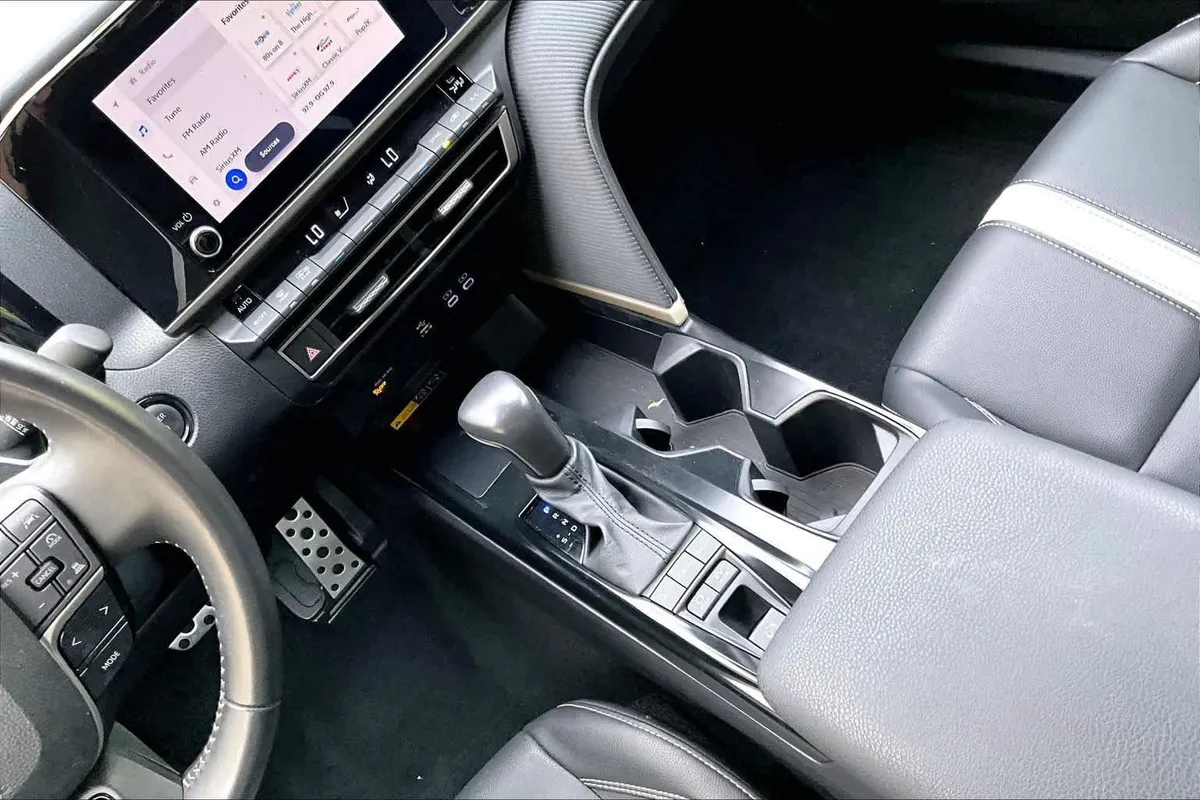 2025 Toyota Camry SE thumbnail 16