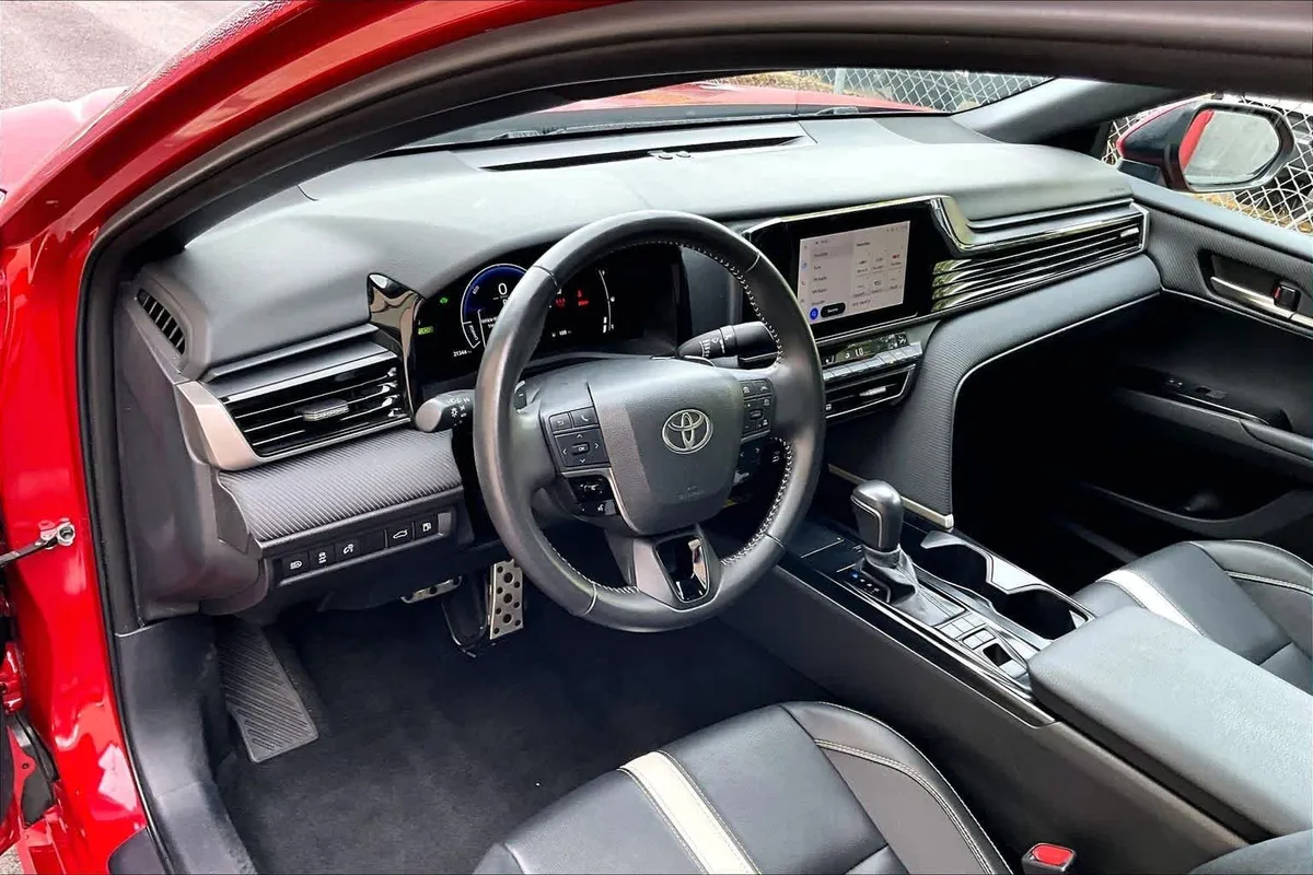 2025 Toyota Camry SE thumbnail 17