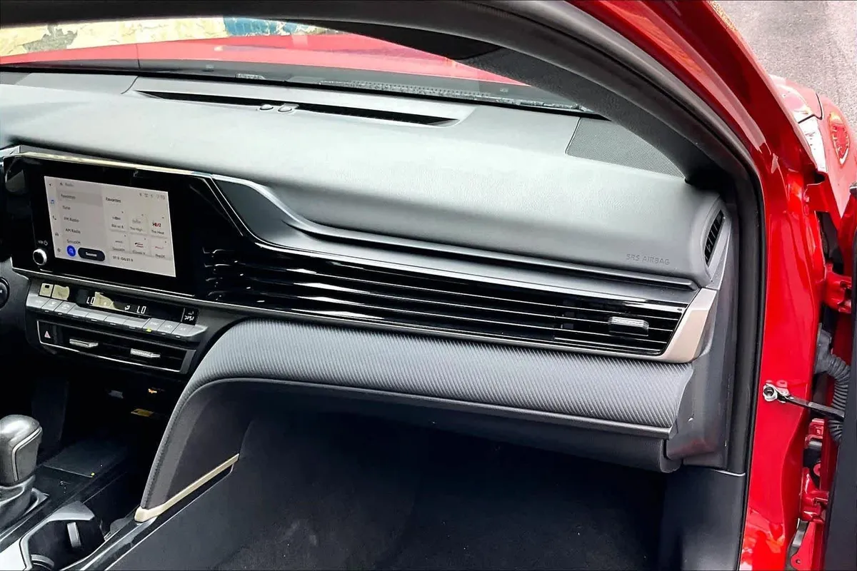 2025 Toyota Camry SE thumbnail 18