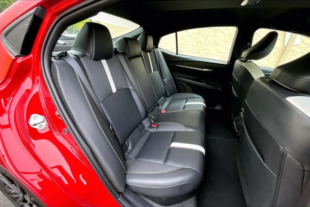 2025 Toyota Camry SE thumbnail 19
