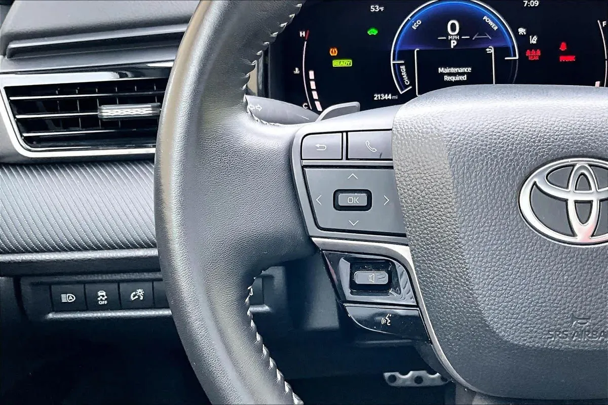 2025 Toyota Camry SE thumbnail 23