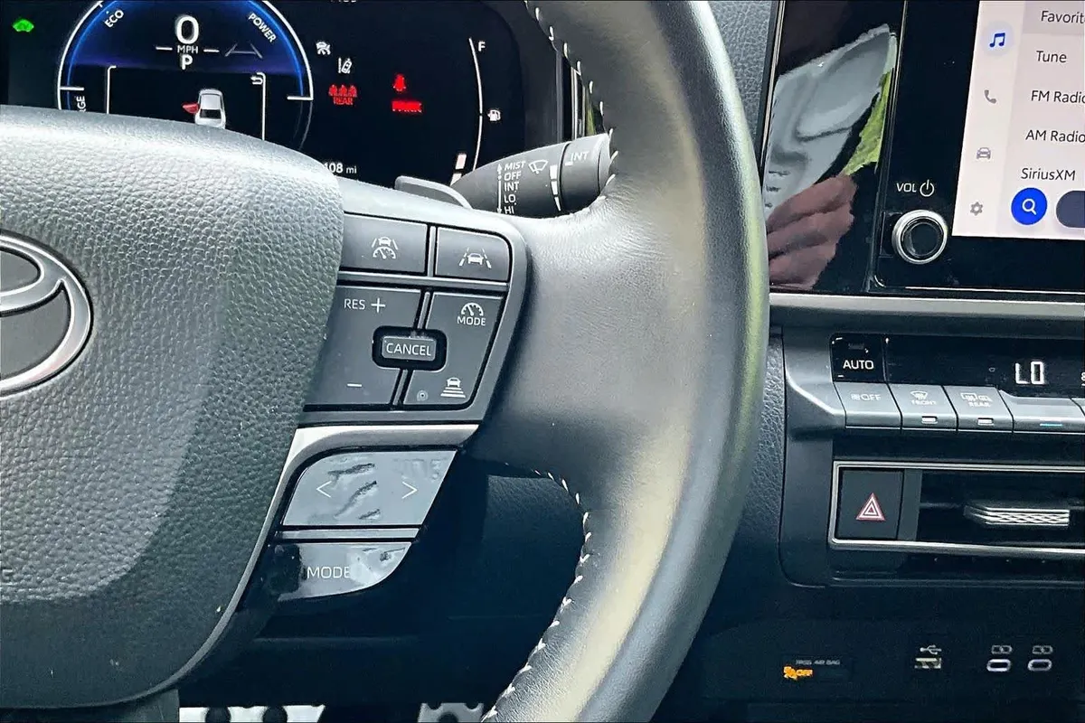 2025 Toyota Camry SE thumbnail 24