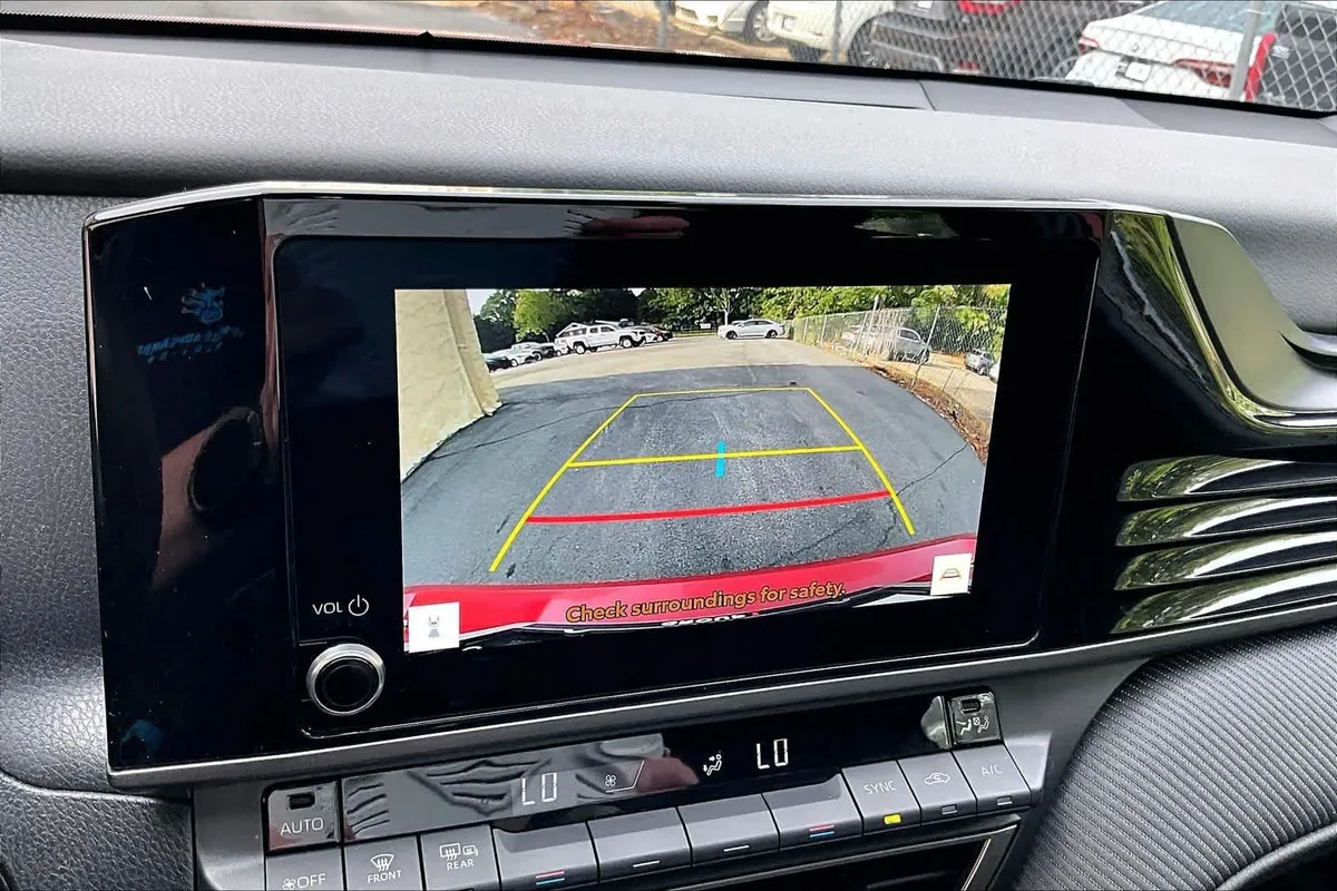 2025 Toyota Camry SE thumbnail 26