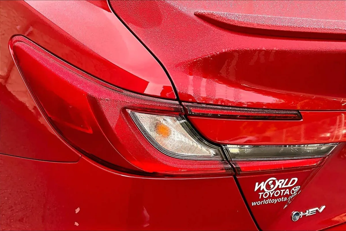 2025 Toyota Camry SE thumbnail 28