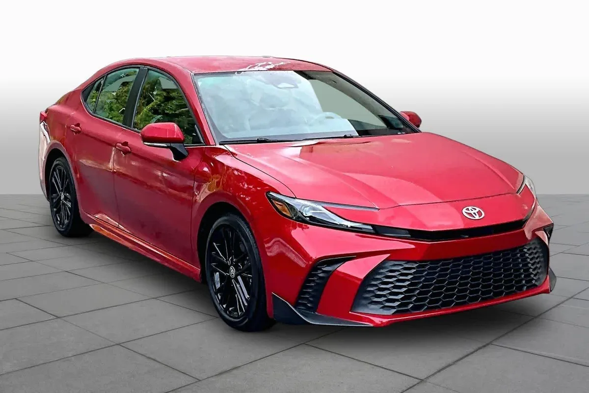 2025 Toyota Camry SE thumbnail 3