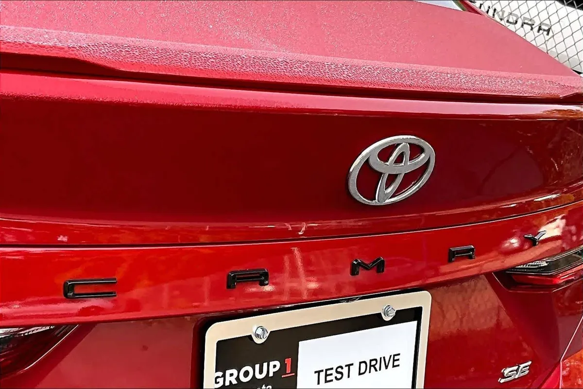 2025 Toyota Camry SE thumbnail 30