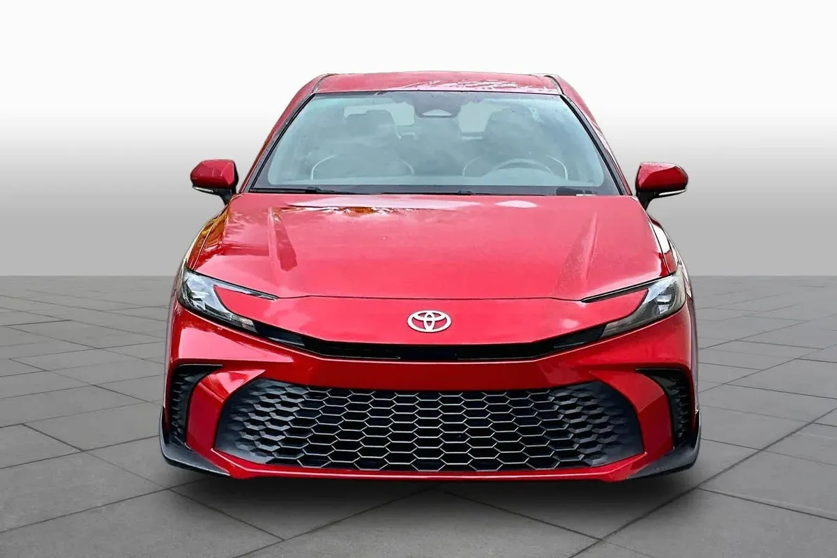 2025 Toyota Camry SE thumbnail 4