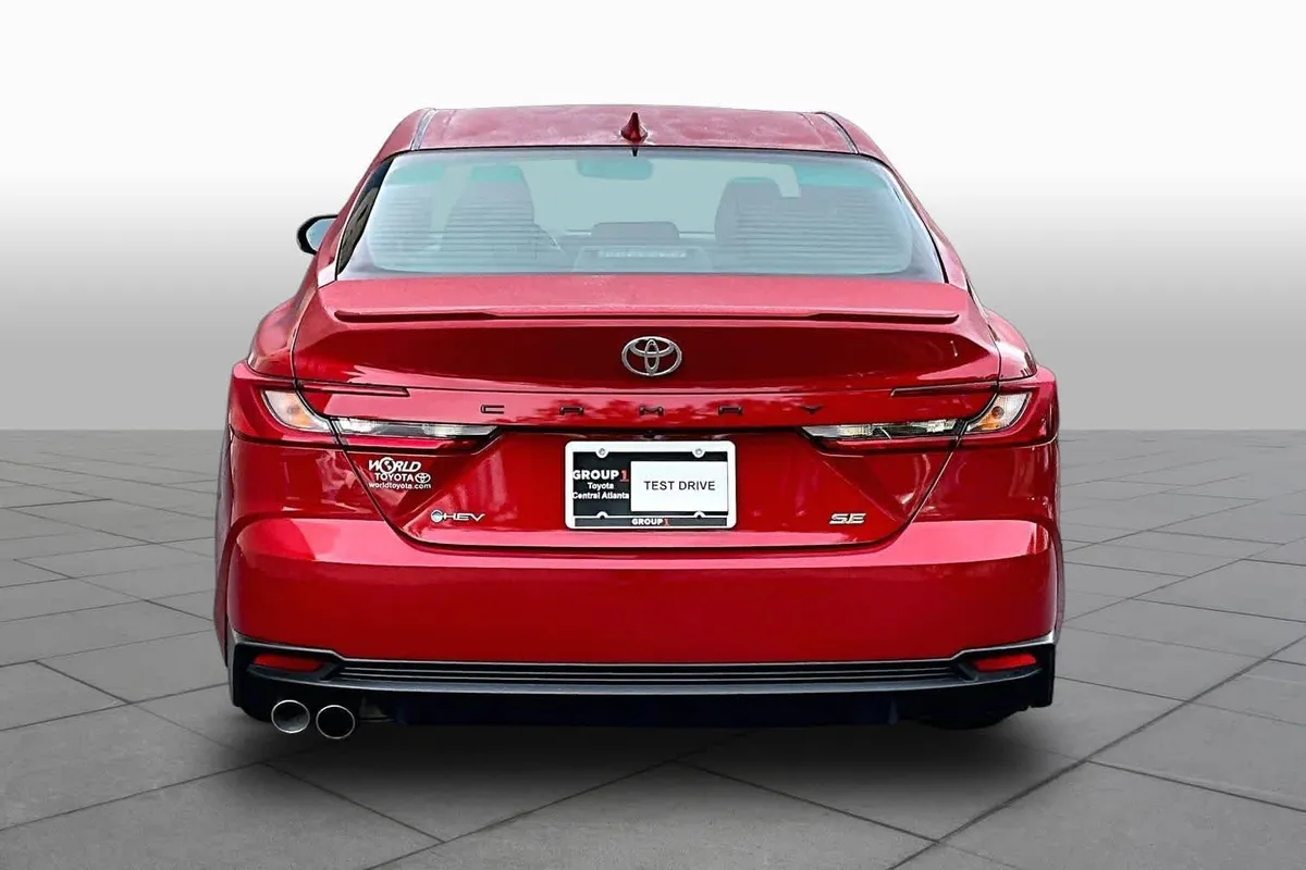 2025 Toyota Camry SE thumbnail 5