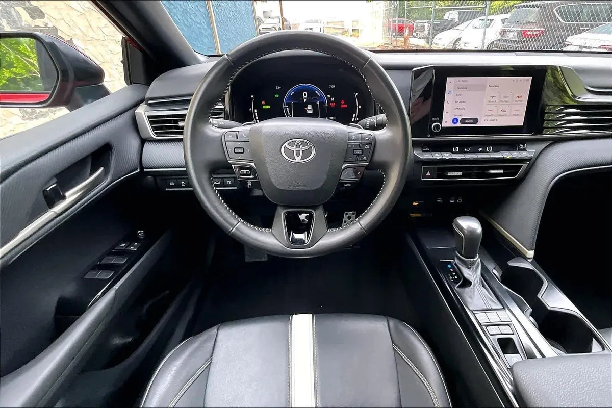 2025 Toyota Camry SE thumbnail 6