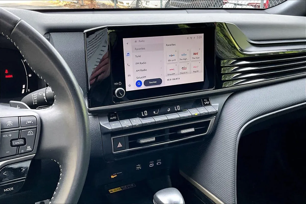 2025 Toyota Camry SE thumbnail 7