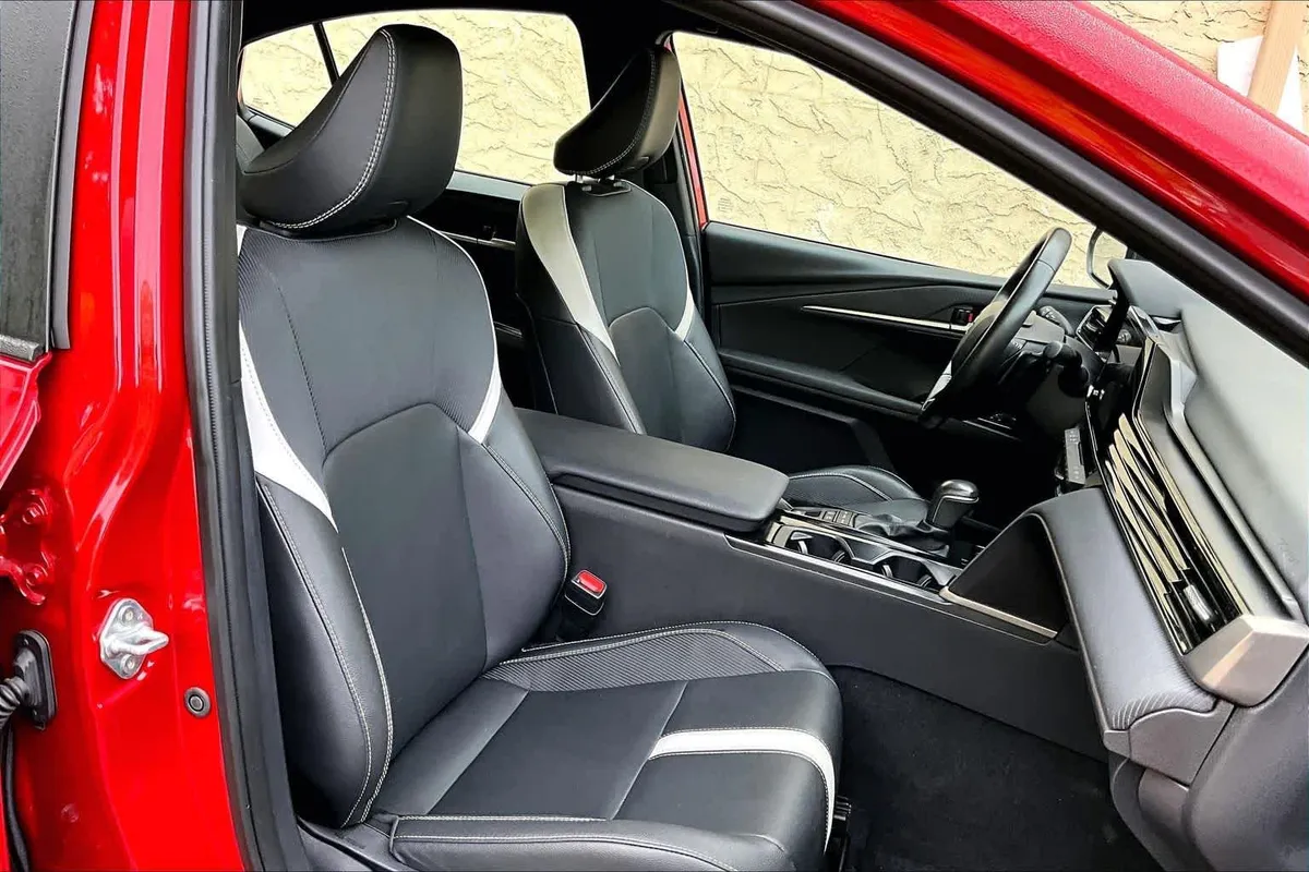 2025 Toyota Camry SE thumbnail 9