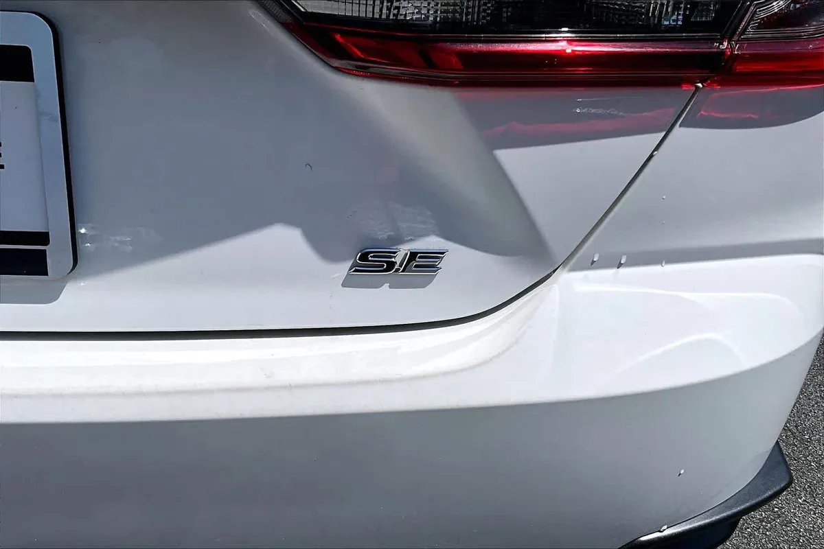 2025 Toyota Camry SE thumbnail 10