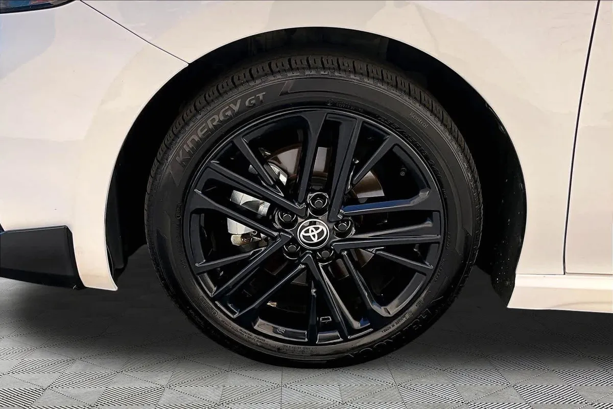 2025 Toyota Camry SE thumbnail 11