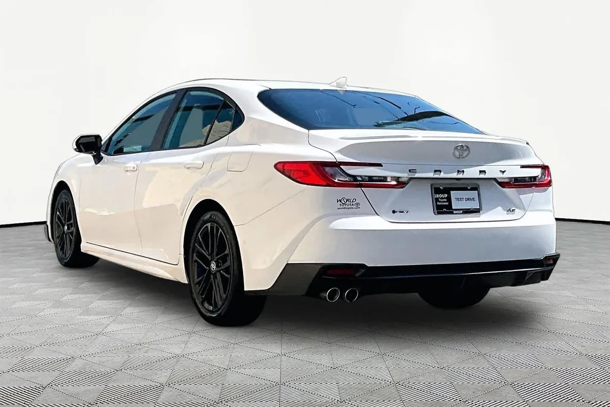 2025 Toyota Camry SE thumbnail 12