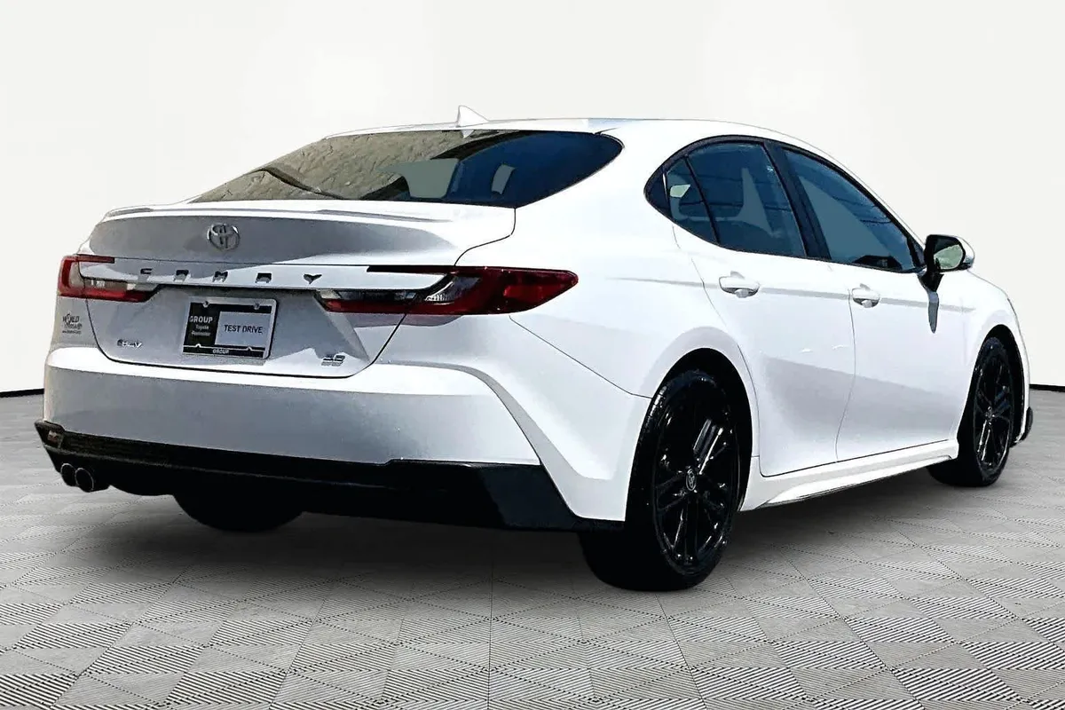 2025 Toyota Camry SE thumbnail 13