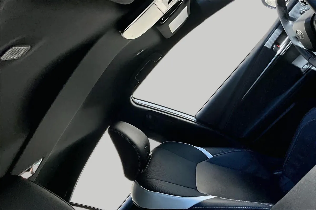 2025 Toyota Camry SE thumbnail 14