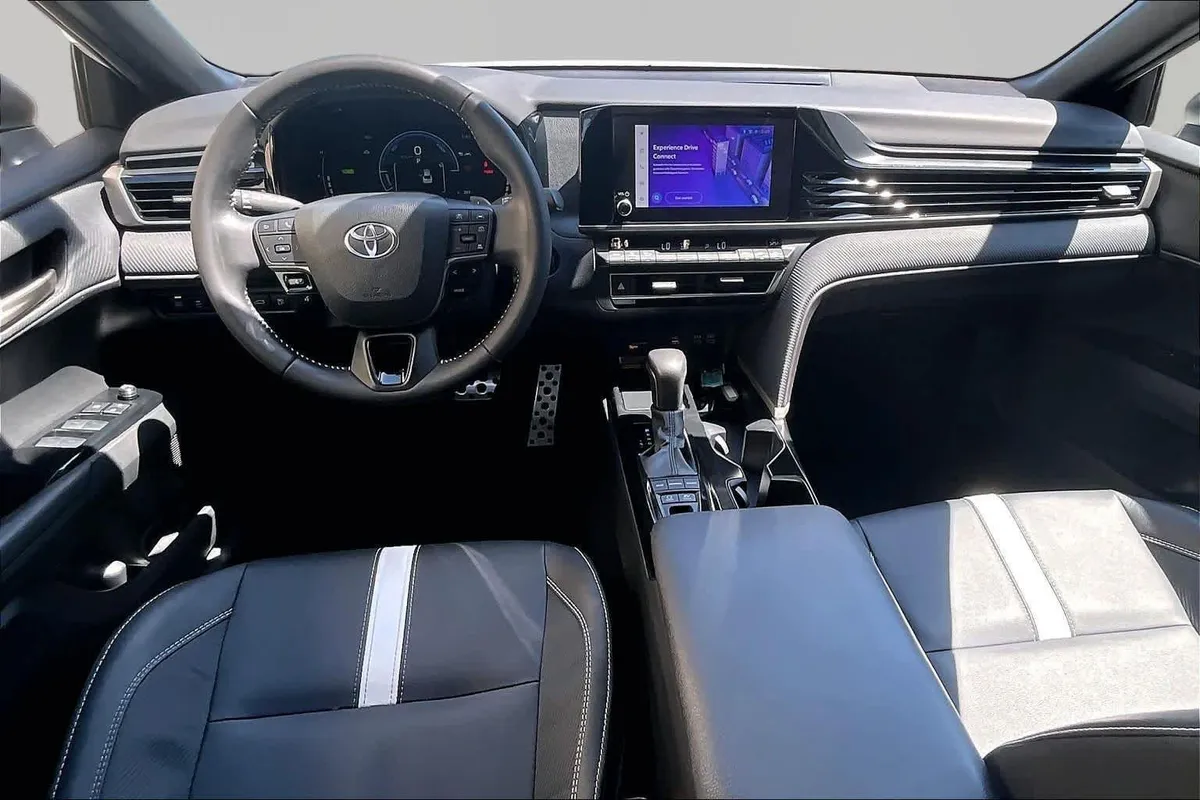 2025 Toyota Camry SE thumbnail 16