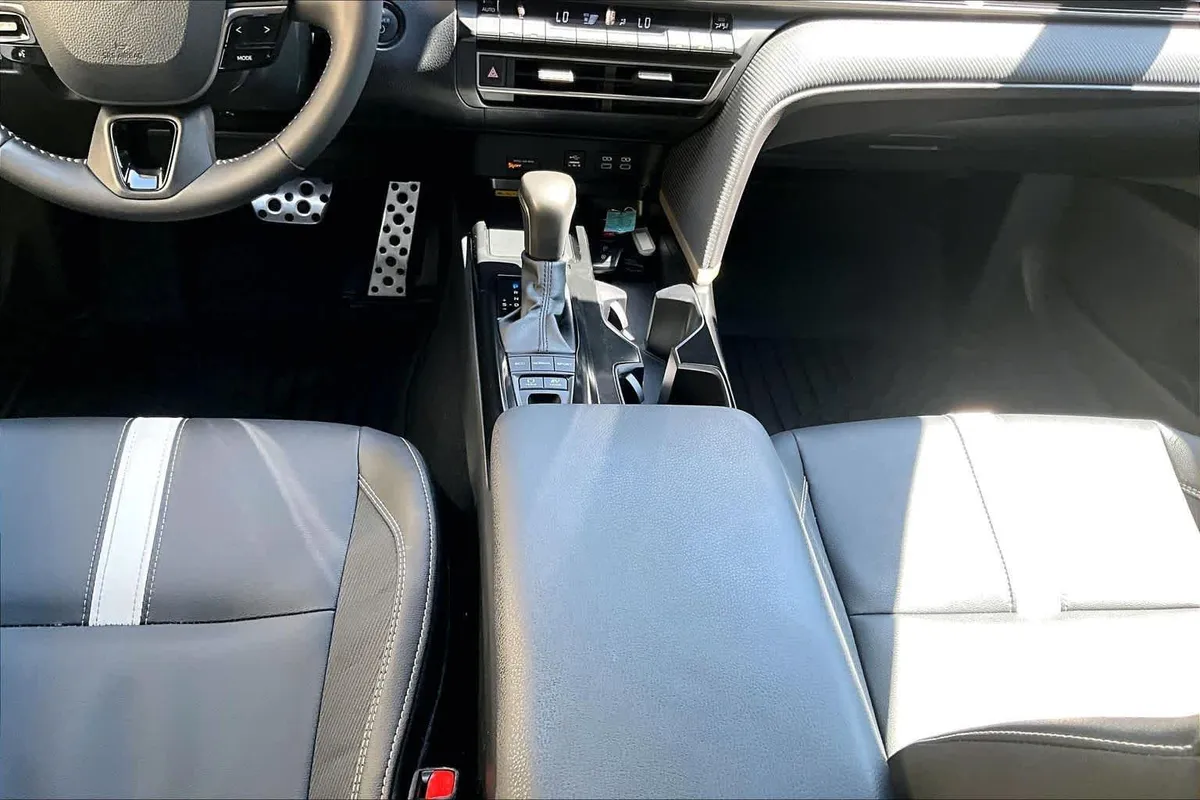 2025 Toyota Camry SE thumbnail 17