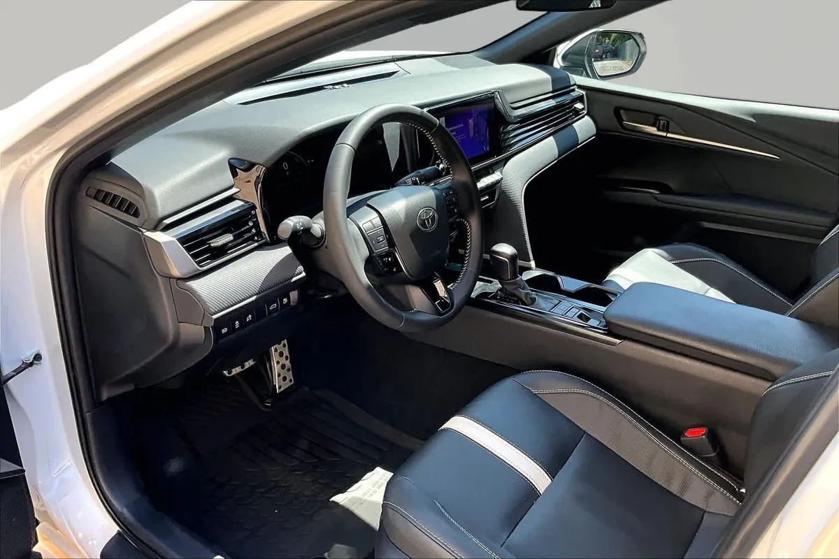 2025 Toyota Camry SE thumbnail 18
