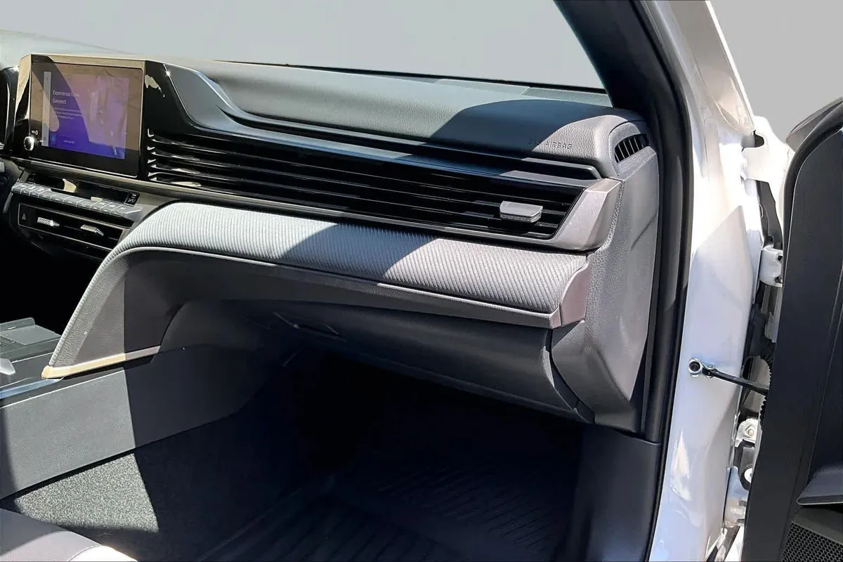 2025 Toyota Camry SE thumbnail 19