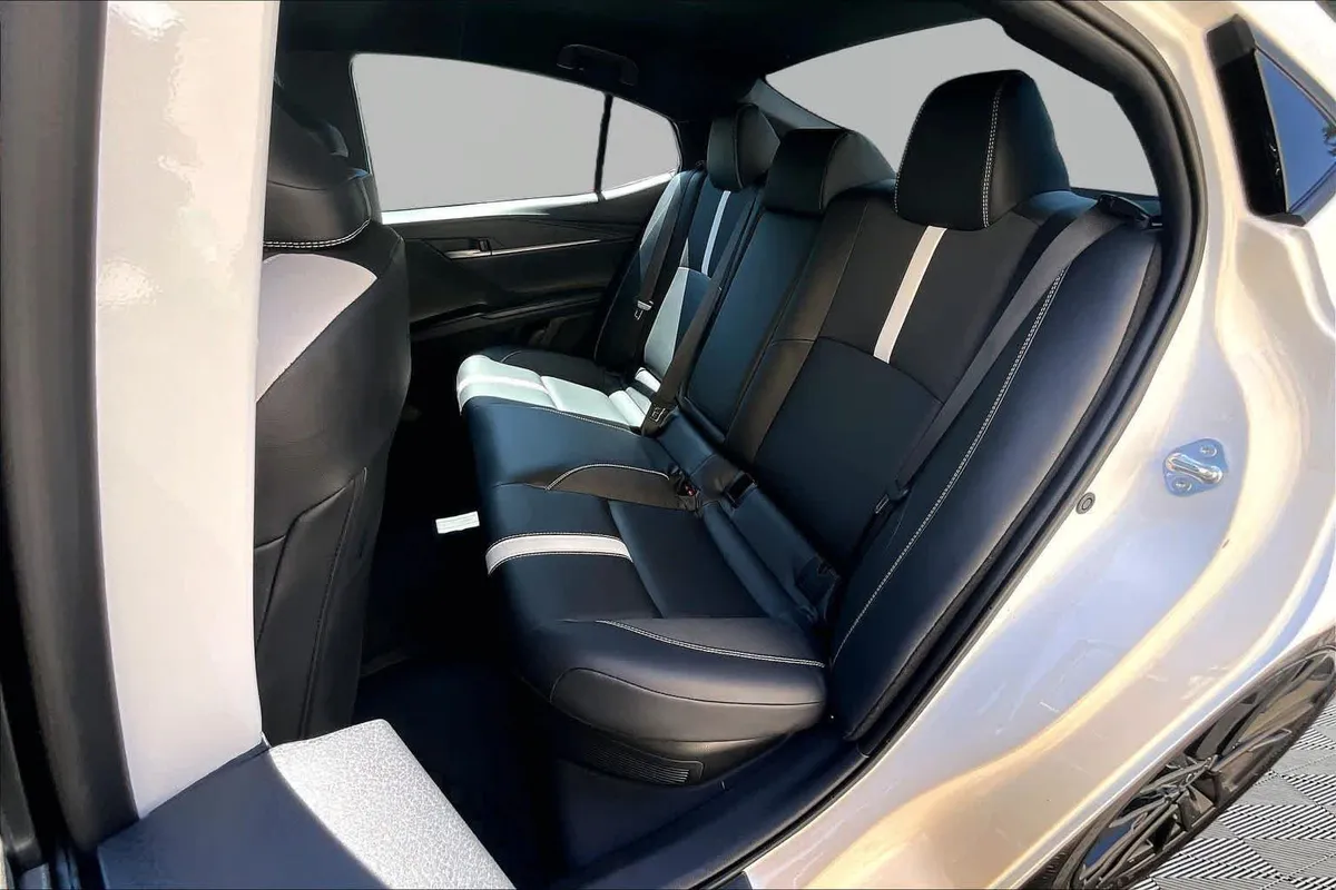 2025 Toyota Camry SE thumbnail 21