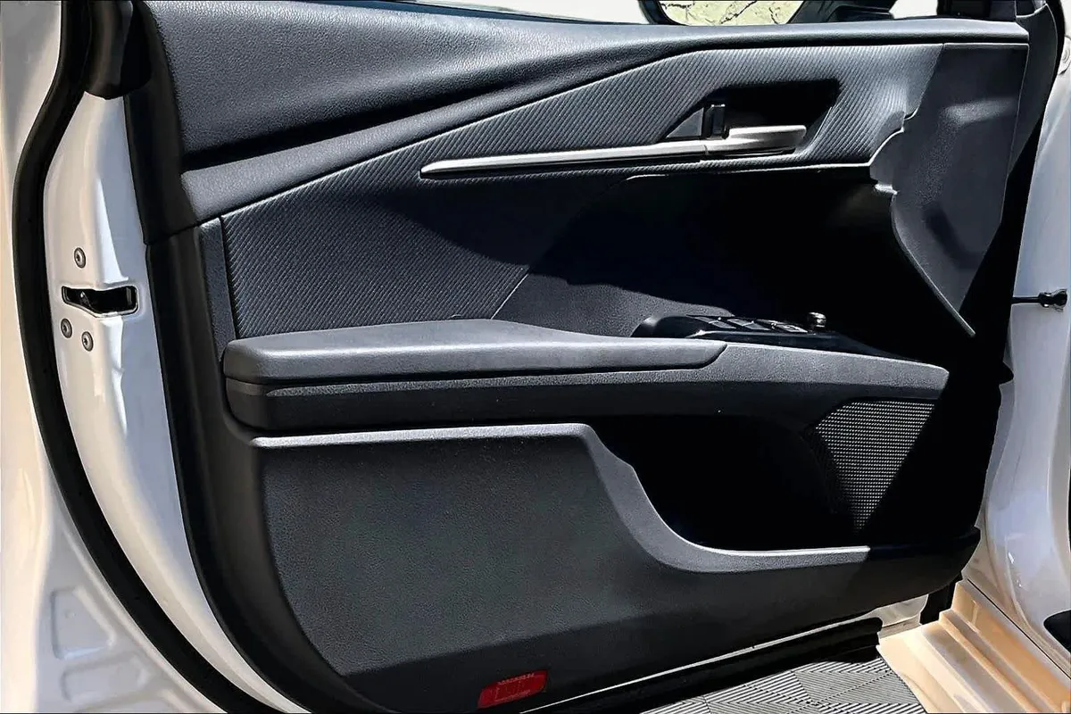 2025 Toyota Camry SE thumbnail 22
