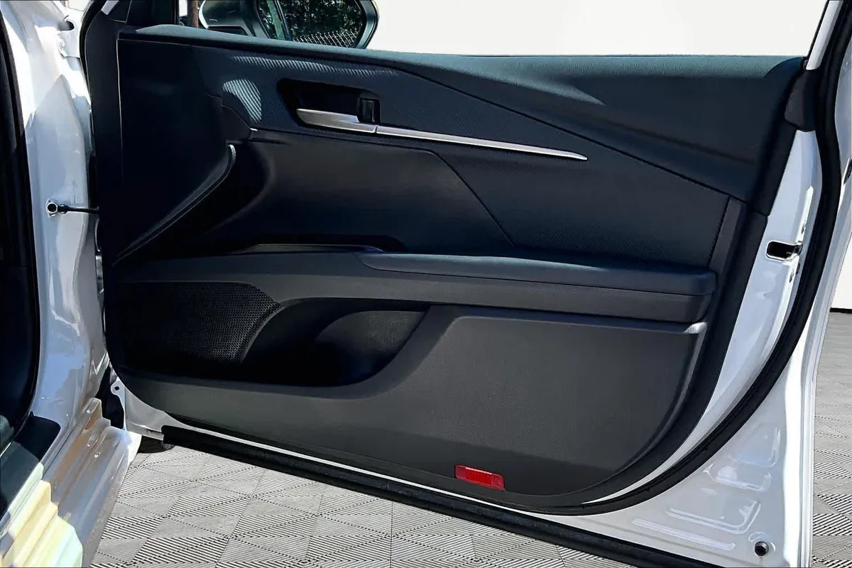 2025 Toyota Camry SE thumbnail 23