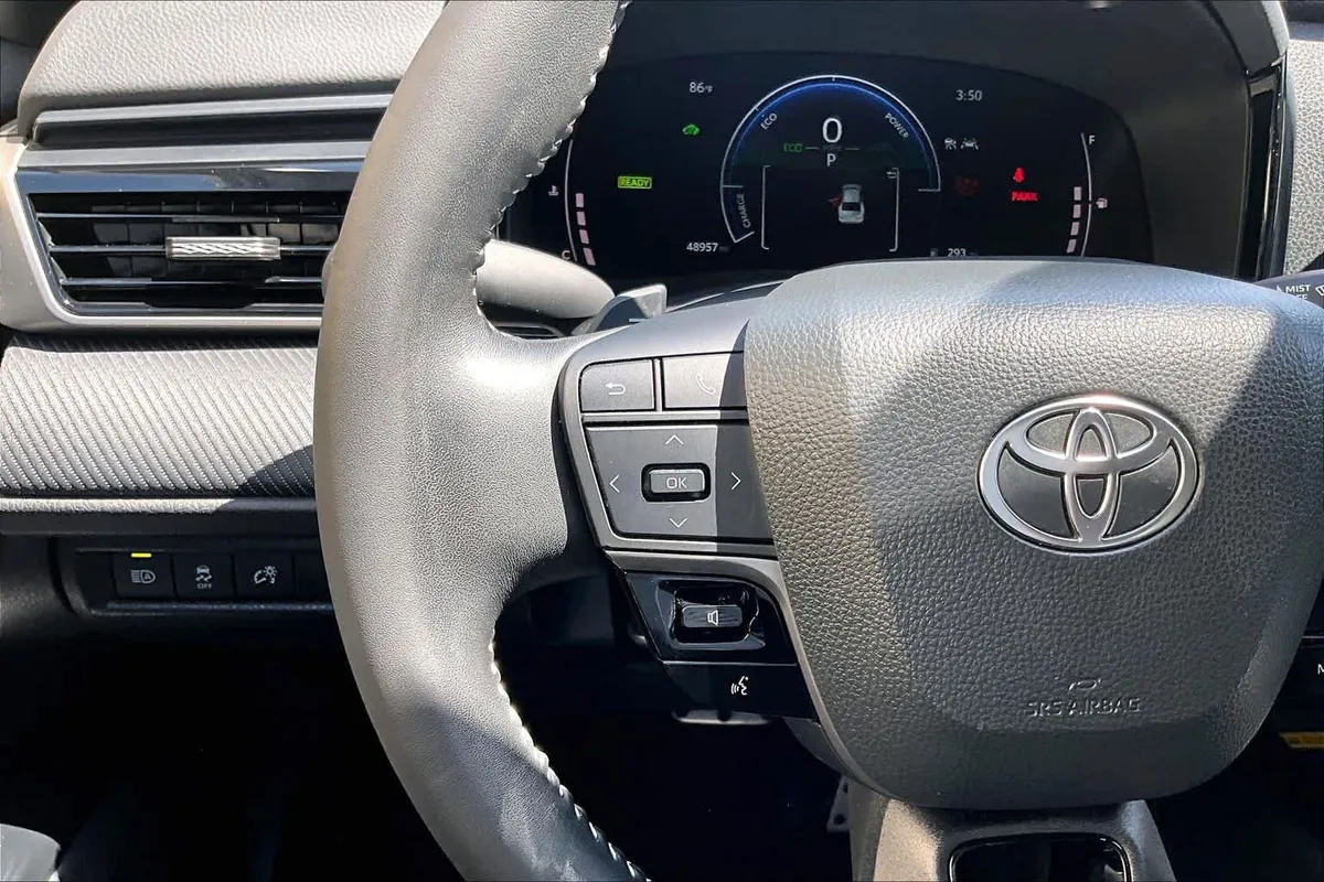 2025 Toyota Camry SE thumbnail 24