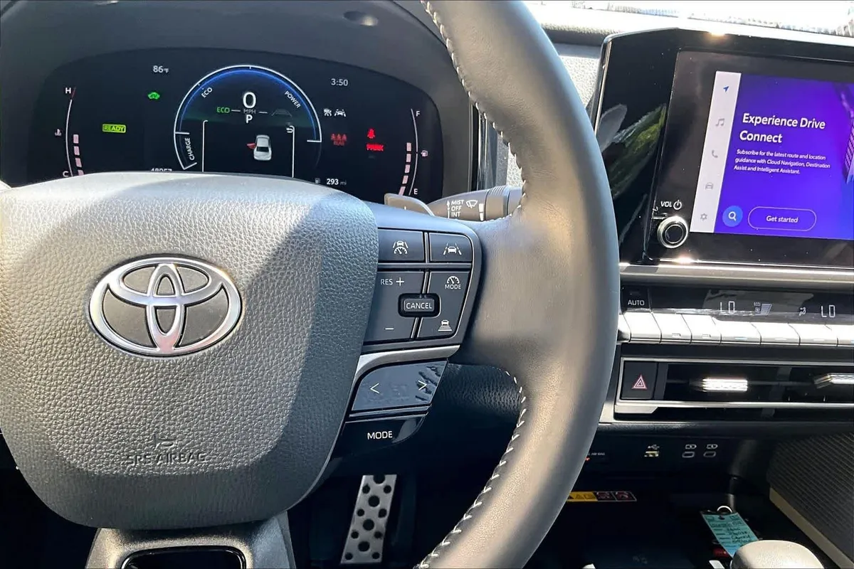 2025 Toyota Camry SE thumbnail 25